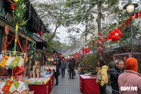 Tín hiệu vui cho văn hóa đọc ở phố sách ngày xuân - Ảnh 5. Tín hiệu vui cho văn hóa đọc ở phố sách ngày xuân - Ảnh 5.