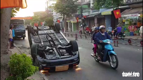 Xe ôtô ngã chổng vó, 3 người may mắn thoát chết - Ảnh 2. Xe ôtô ngã chổng vó, 3 người may mắn thoát chết - Ảnh 2.