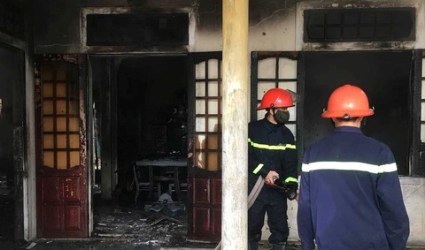 Thanh niên nghi ngáo đá tự đốt nhà mình rồi cố thủ trong nhà - Ảnh 1. Thanh niên nghi ngáo đá tự đốt nhà mình rồi cố thủ trong nhà - Ảnh 1.