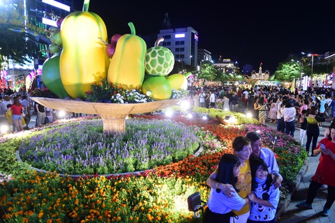 Hoa trên đường hoa Nguyễn Huệ 2020 khoe sắc trước giờ đóng cửa - Ảnh 3. Hoa trên đường hoa Nguyễn Huệ 2020 khoe sắc trước giờ đóng cửa - Ảnh 3.