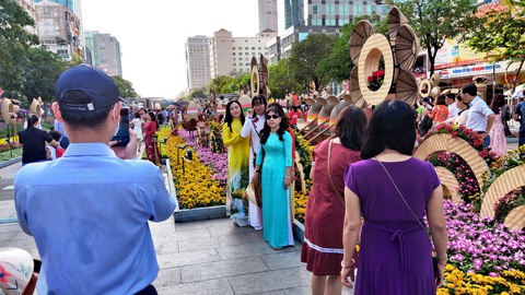 Đường hoa Nguyễn Huệ Tết Canh Tý: 36 trẻ nhỏ bị lạc đều được tìm thấy, trả về gia đình - Ảnh 1. Đường hoa Nguyễn Huệ Tết Canh Tý: 36 trẻ nhỏ bị lạc đều được tìm thấy, trả về gia đình - Ảnh 1.