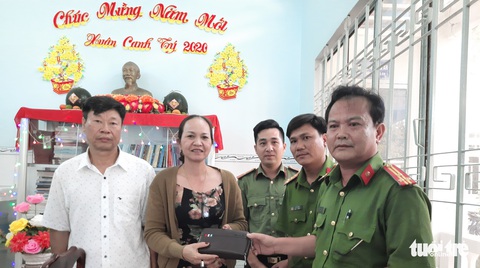 Trả hơn 30 triệu đồng cho một phụ nữ đánh rơi trên đường về quê ăn tết - Ảnh 1. Trả hơn 30 triệu đồng cho một phụ nữ đánh rơi trên đường về quê ăn tết - Ảnh 1.