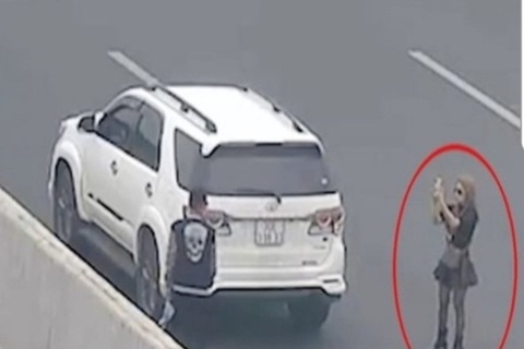 Phạt nữ tài xế dừng xe chụp ảnh trên cao tốc 7 triệu, tước giấy phép lái xe 3 tháng - Ảnh 1. Phạt nữ tài xế dừng xe chụp ảnh trên cao tốc 7 triệu, tước giấy phép lái xe 3 tháng - Ảnh 1.