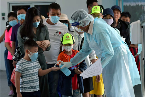 Dịch viêm phổi do virus corona: chỉ 24 tiếng, thêm 38 người chết - Ảnh 4. Dịch viêm phổi do virus corona: chỉ 24 tiếng, thêm 38 người chết - Ảnh 4.