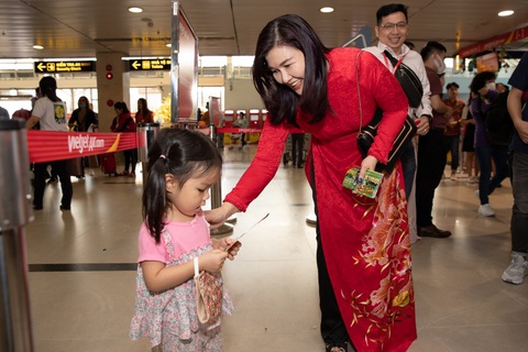 Dàn lãnh đạo Vietjet bất ngờ xuống sân bay chào đón hành khách năm mới - Ảnh 2. Dàn lãnh đạo Vietjet bất ngờ xuống sân bay chào đón hành khách năm mới - Ảnh 2.