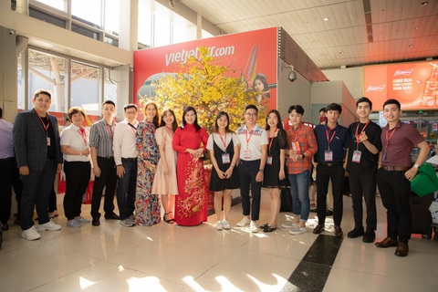 Dàn lãnh đạo Vietjet bất ngờ xuống sân bay chào đón hành khách năm mới - Ảnh 5. Dàn lãnh đạo Vietjet bất ngờ xuống sân bay chào đón hành khách năm mới - Ảnh 5.