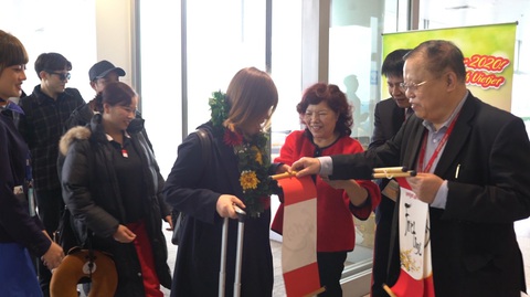 Dàn lãnh đạo Vietjet bất ngờ xuống sân bay chào đón hành khách năm mới - Ảnh 6. Dàn lãnh đạo Vietjet bất ngờ xuống sân bay chào đón hành khách năm mới - Ảnh 6.