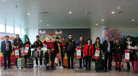 Dàn lãnh đạo Vietjet bất ngờ xuống sân bay chào đón hành khách năm mới - Ảnh 7. Dàn lãnh đạo Vietjet bất ngờ xuống sân bay chào đón hành khách năm mới - Ảnh 7.