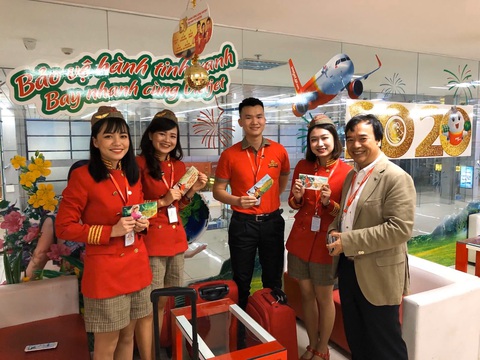 Dàn lãnh đạo Vietjet bất ngờ xuống sân bay chào đón hành khách năm mới - Ảnh 10. Dàn lãnh đạo Vietjet bất ngờ xuống sân bay chào đón hành khách năm mới - Ảnh 10.