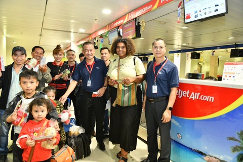 Dàn lãnh đạo Vietjet bất ngờ xuống sân bay chào đón hành khách năm mới - Ảnh 11. Dàn lãnh đạo Vietjet bất ngờ xuống sân bay chào đón hành khách năm mới - Ảnh 11.