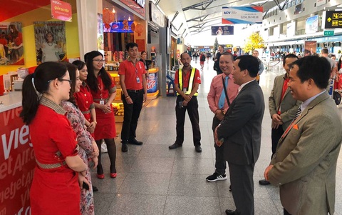 Dàn lãnh đạo Vietjet bất ngờ xuống sân bay chào đón hành khách năm mới - Ảnh 12. Dàn lãnh đạo Vietjet bất ngờ xuống sân bay chào đón hành khách năm mới - Ảnh 12.