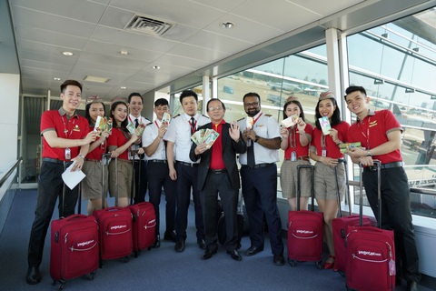 Dàn lãnh đạo Vietjet bất ngờ xuống sân bay chào đón hành khách năm mới - Ảnh 13. Dàn lãnh đạo Vietjet bất ngờ xuống sân bay chào đón hành khách năm mới - Ảnh 13.