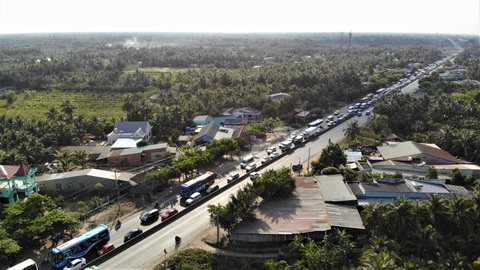 Người dân miền Tây vật vã trở lại sau kỳ nghỉ tết - Ảnh 8. Người dân miền Tây vật vã trở lại sau kỳ nghỉ tết - Ảnh 8.
