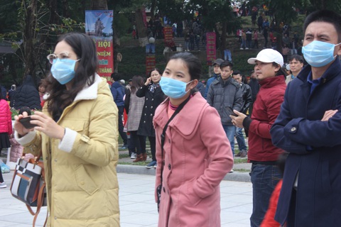 Mang khẩu trang phòng chống virus corona ở lễ hội Gò Đống Đa - Ảnh 9. Mang khẩu trang phòng chống virus corona ở lễ hội Gò Đống Đa - Ảnh 9.