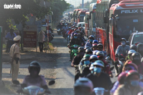 Người dân miền Tây vật vã trở lại sau kỳ nghỉ tết - Ảnh 5. Người dân miền Tây vật vã trở lại sau kỳ nghỉ tết - Ảnh 5.