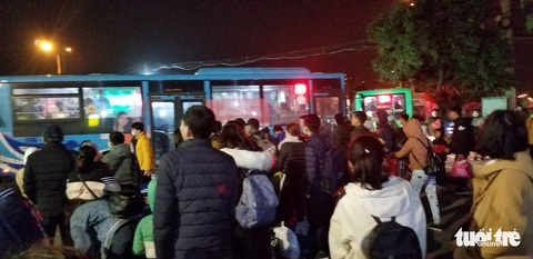 5h sáng mùng 5 tết, xe ôm chèo kéo ùn ứ cửa ngõ phía nam thủ đô - Ảnh 1. 5h sáng mùng 5 tết, xe ôm chèo kéo ùn ứ cửa ngõ phía nam thủ đô - Ảnh 1.