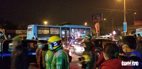 5h sáng mùng 5 tết, xe ôm chèo kéo ùn ứ cửa ngõ phía nam thủ đô - Ảnh 5. 5h sáng mùng 5 tết, xe ôm chèo kéo ùn ứ cửa ngõ phía nam thủ đô - Ảnh 5.