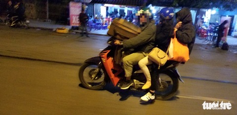 5h sáng mùng 5 tết, xe ôm chèo kéo ùn ứ cửa ngõ phía nam thủ đô - Ảnh 6. 5h sáng mùng 5 tết, xe ôm chèo kéo ùn ứ cửa ngõ phía nam thủ đô - Ảnh 6.