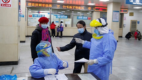Chống virus corona, bác sĩ Trung Quốc làm việc đến 20 giờ mỗi ngày - Ảnh 4. Chống virus corona, bác sĩ Trung Quốc làm việc đến 20 giờ mỗi ngày - Ảnh 4.