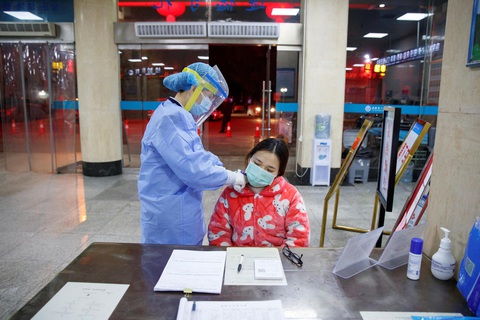 Trung Quốc xác nhận 26 ca tử vong mới vì nCoV, nâng tổng số người chết lên 132 - Ảnh 1. Trung Quốc xác nhận 26 ca tử vong mới vì nCoV, nâng tổng số người chết lên 132 - Ảnh 1.