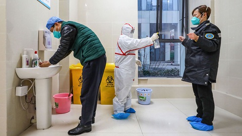 Chống virus corona, bác sĩ Trung Quốc làm việc đến 20 giờ mỗi ngày - Ảnh 3. Chống virus corona, bác sĩ Trung Quốc làm việc đến 20 giờ mỗi ngày - Ảnh 3.