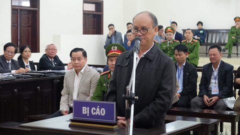 Cựu chủ tịch Đà Nẵng nói có 5 khẩu súng do phụ trách mảng hơi tế nhị - Ảnh 1. Cựu chủ tịch Đà Nẵng nói có 5 khẩu súng do phụ trách mảng hơi tế nhị - Ảnh 1.