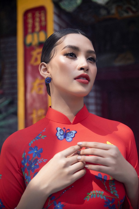 Ngắm Hoa hậu Tiểu Vy trong những tà áo dài sắc hồng, đỏ du xuân - Ảnh 9. Ngắm Hoa hậu Tiểu Vy trong những tà áo dài sắc hồng, đỏ du xuân - Ảnh 9.