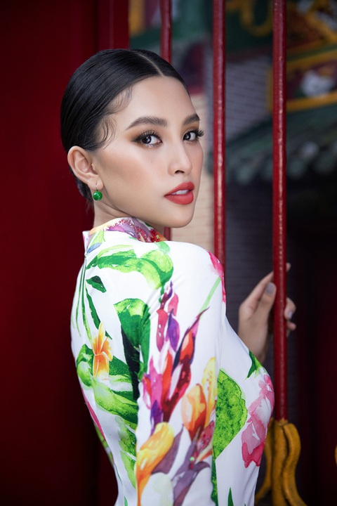 Ngắm Hoa hậu Tiểu Vy trong những tà áo dài sắc hồng, đỏ du xuân - Ảnh 7. Ngắm Hoa hậu Tiểu Vy trong những tà áo dài sắc hồng, đỏ du xuân - Ảnh 7.