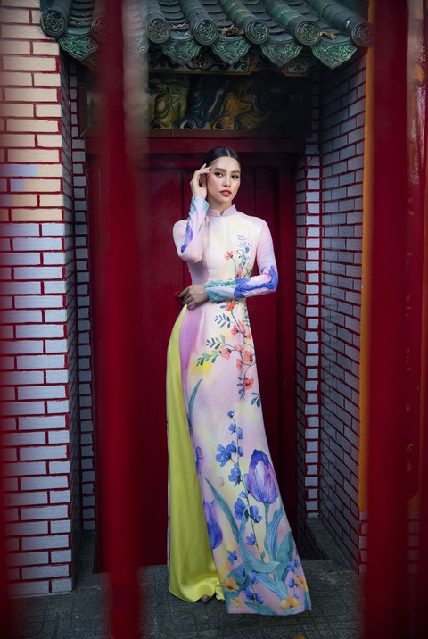 Ngắm Hoa hậu Tiểu Vy trong những tà áo dài sắc hồng, đỏ du xuân - Ảnh 4. Ngắm Hoa hậu Tiểu Vy trong những tà áo dài sắc hồng, đỏ du xuân - Ảnh 4.