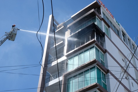 Khách sạn ở Nha Trang bốc cháy giữa trưa - Ảnh 1. Khách sạn ở Nha Trang bốc cháy giữa trưa - Ảnh 1.
