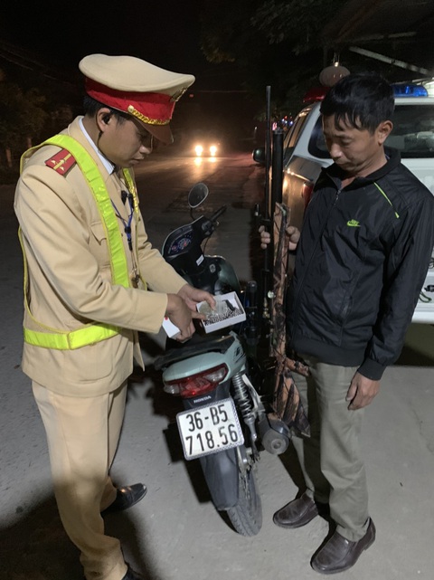 Kiểm tra nồng độ cồn, phát hiện lái xe mang súng tự chế và 100 viên đạn bi - Ảnh 1. Kiểm tra nồng độ cồn, phát hiện lái xe mang súng tự chế và 100 viên đạn bi - Ảnh 1.