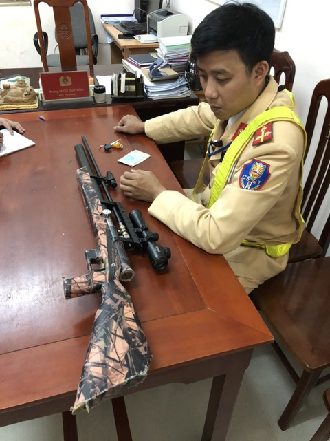 Kiểm tra nồng độ cồn, phát hiện lái xe mang súng tự chế và 100 viên đạn bi - Ảnh 2. Kiểm tra nồng độ cồn, phát hiện lái xe mang súng tự chế và 100 viên đạn bi - Ảnh 2.