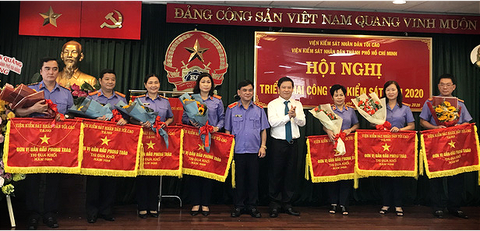 Viện Kiểm sát nhân dân TP.HCM nhận cờ thi đua của Chính phủ - Ảnh 2. Viện Kiểm sát nhân dân TP.HCM nhận cờ thi đua của Chính phủ - Ảnh 2.