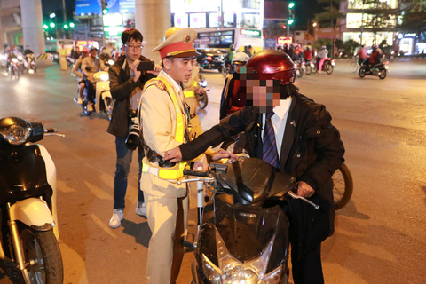 Tự xưng là tiến sĩ luật và dọa gọi bộ trưởng khi bị kiểm tra nồng độ cồn - Ảnh 1. Tự xưng là tiến sĩ luật và dọa gọi bộ trưởng khi bị kiểm tra nồng độ cồn - Ảnh 1.