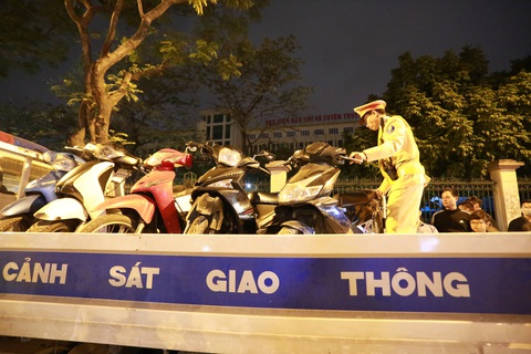 Tự xưng là tiến sĩ luật và dọa gọi bộ trưởng khi bị kiểm tra nồng độ cồn - Ảnh 3. Tự xưng là tiến sĩ luật và dọa gọi bộ trưởng khi bị kiểm tra nồng độ cồn - Ảnh 3.