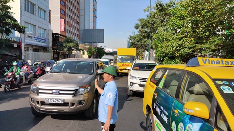 Xe cộ ùn ứ tại trạm kiểm định vì nhiều người mua ôtô đi chơi Tết - Ảnh 3. Xe cộ ùn ứ tại trạm kiểm định vì nhiều người mua ôtô đi chơi Tết - Ảnh 3.