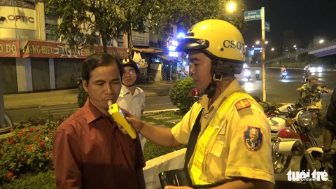 Nghe mức xử phạt theo luật mới, tài xế có rượu bia phản ứng dữ dội - Ảnh 2. Nghe mức xử phạt theo luật mới, tài xế có rượu bia phản ứng dữ dội - Ảnh 2.
