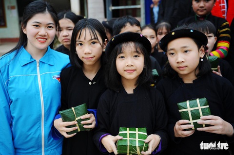 Hào hứng gói bánh chưng, đi chợ xuân 0 đồng vùng cao - Ảnh 1. Hào hứng gói bánh chưng, đi chợ xuân 0 đồng vùng cao - Ảnh 1.