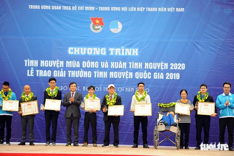Cha của 88 đứa trẻ bị bỏ rơi nhận giải thưởng Tình nguyện quốc gia - Ảnh 1. Cha của 88 đứa trẻ bị bỏ rơi nhận giải thưởng Tình nguyện quốc gia - Ảnh 1.