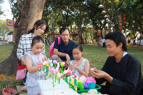 Du khách mê mẩn với những trò chơi truyền thống ở Lễ hội Tết Việt - Ảnh 1. Du khách mê mẩn với những trò chơi truyền thống ở Lễ hội Tết Việt - Ảnh 1.