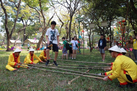 Du khách mê mẩn với những trò chơi truyền thống ở Lễ hội Tết Việt - Ảnh 2. Du khách mê mẩn với những trò chơi truyền thống ở Lễ hội Tết Việt - Ảnh 2.
