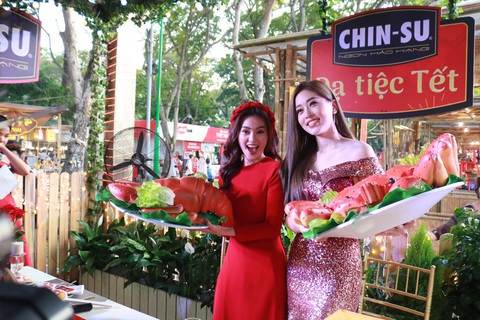 Du khách mê mẩn với những trò chơi truyền thống ở Lễ hội Tết Việt - Ảnh 3. Du khách mê mẩn với những trò chơi truyền thống ở Lễ hội Tết Việt - Ảnh 3.