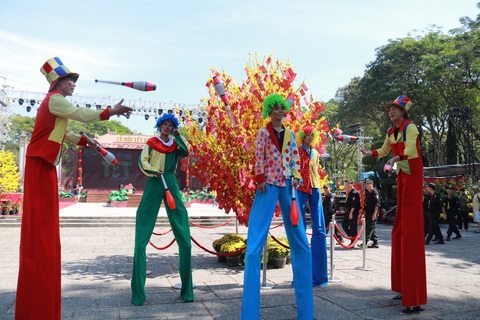 Du khách mê mẩn với những trò chơi truyền thống ở Lễ hội Tết Việt - Ảnh 7. Du khách mê mẩn với những trò chơi truyền thống ở Lễ hội Tết Việt - Ảnh 7.