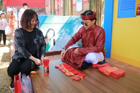 Du khách mê mẩn với những trò chơi truyền thống ở Lễ hội Tết Việt - Ảnh 8. Du khách mê mẩn với những trò chơi truyền thống ở Lễ hội Tết Việt - Ảnh 8.