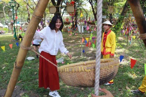 Du khách mê mẩn với những trò chơi truyền thống ở Lễ hội Tết Việt - Ảnh 9. Du khách mê mẩn với những trò chơi truyền thống ở Lễ hội Tết Việt - Ảnh 9.