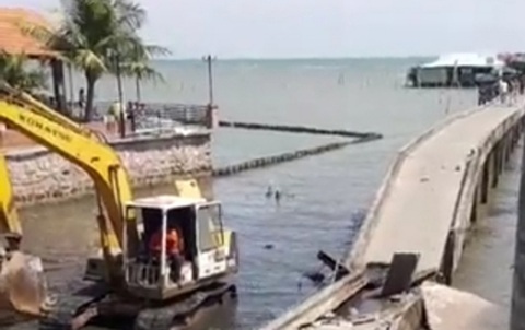 Chính quyền dỡ cầu cảng Hàm Ninh vì không đảm bảo an toàn, dân tụ tập phản đối - Ảnh 1. Chính quyền dỡ cầu cảng Hàm Ninh vì không đảm bảo an toàn, dân tụ tập phản đối - Ảnh 1.