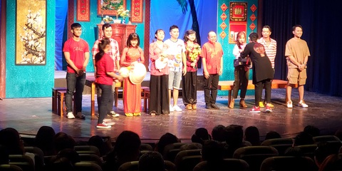 Kịch thành phố mùa tết: Khán giả đeo khẩu trang đi xem - Ảnh 3. Kịch thành phố mùa tết: Khán giả đeo khẩu trang đi xem - Ảnh 3.