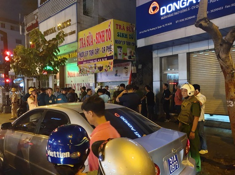 Vây bắt đối tượng nghi ôm lựu đạn cố thủ gần ngân hàng ở quận 10 - Ảnh 8. Vây bắt đối tượng nghi ôm lựu đạn cố thủ gần ngân hàng ở quận 10 - Ảnh 8.