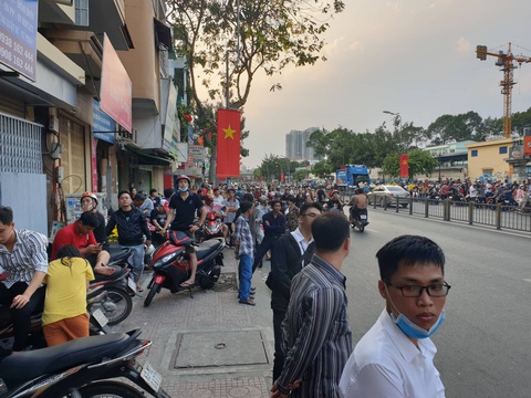 Vây bắt đối tượng nghi ôm lựu đạn cố thủ gần ngân hàng ở quận 10 - Ảnh 5. Vây bắt đối tượng nghi ôm lựu đạn cố thủ gần ngân hàng ở quận 10 - Ảnh 5.