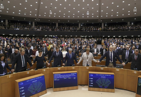 EU nghẹn ngào tiễn Anh lên đường - Ảnh 3. EU nghẹn ngào tiễn Anh lên đường - Ảnh 3.